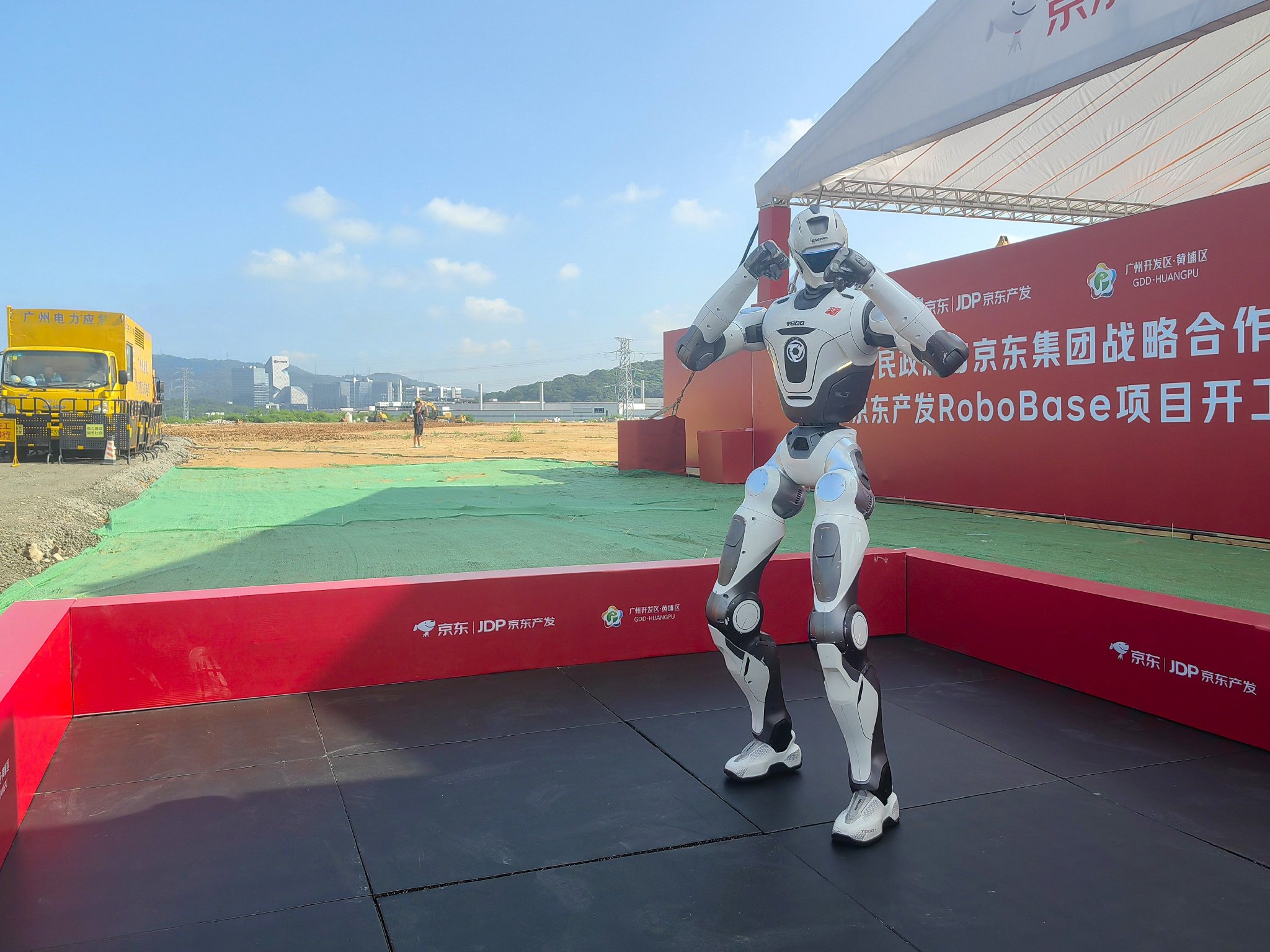 京东杀入具身智能赛道	，首个机器人基地在广州动工